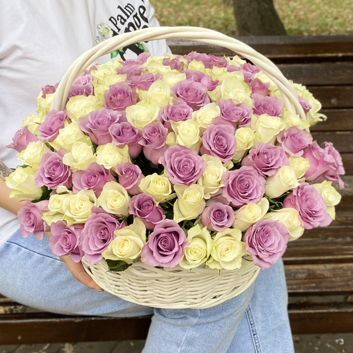 101 белая и сиреневая роза в корзине